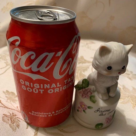 Cute Kitty Figurine on Pedestal w flowers - Picture 10 of 10